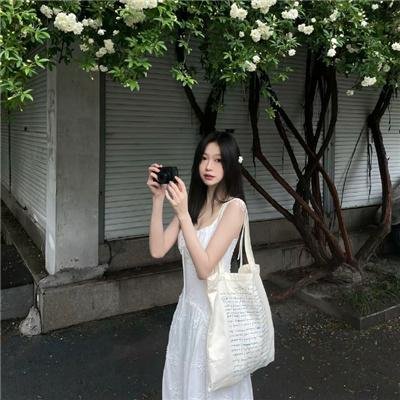 照片里的伴娘